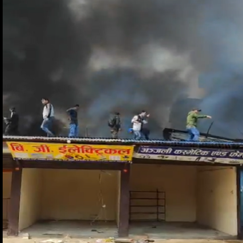 तनहुँ सदरमुकाममा भिषण आगलागी : आगो निभाउन काठमाण्डौबाट पानी लिएर सिम्रिकको हेलिकप्टर दमौलीमा