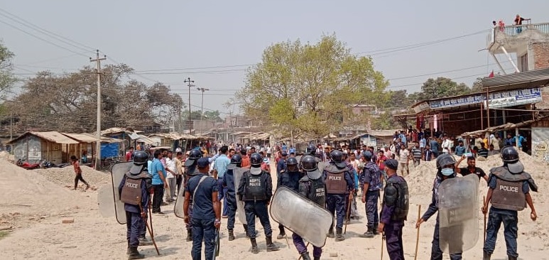 धनुषामा गएराती प्रहरीचौकी नजिकै आगजनी : आक्रोशित स्थानीय बासिन्दा र प्रहरीबीच झडप, आठ राउण्ड अश्रुग्याँस प्रहार