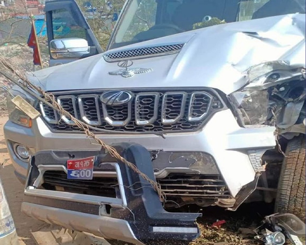 गण्डकी प्रदेशका मन्त्री आचार्यको गाडी बिजुलीको पोलमा ठोक्किएर दुर्घटनाग्रस्त