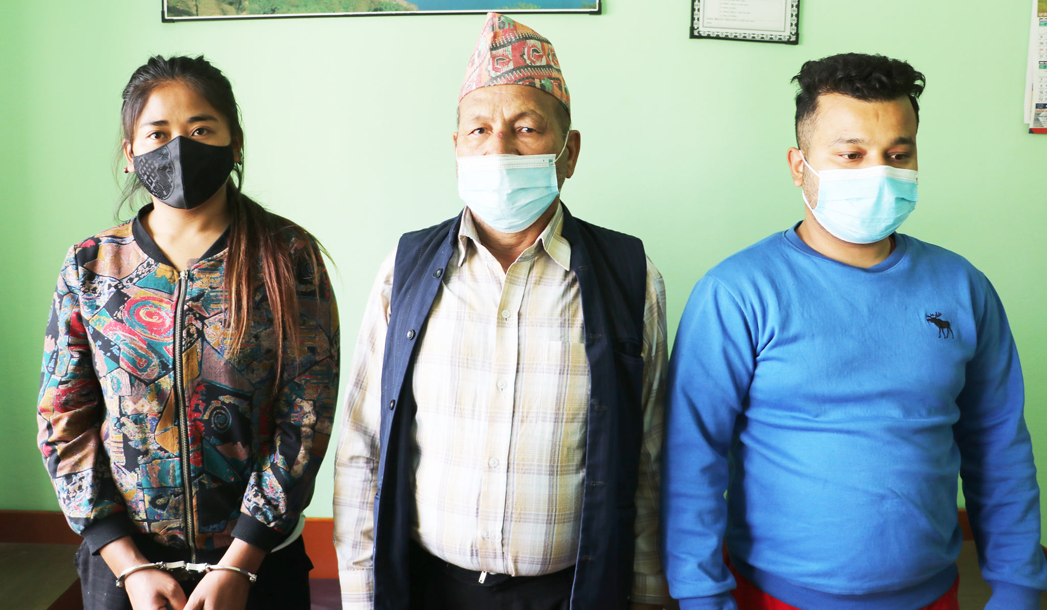 प्रहरी हिरासतबाट छुटेपछि पनि “बालबालिकाको कानबाट मुन्द्रा चोरी गर्ने” फेरी उही धन्दा : चोरिएका सुनका मुन्द्रा किन्ने दुई जना पनि प्रहरी हिरासतमा