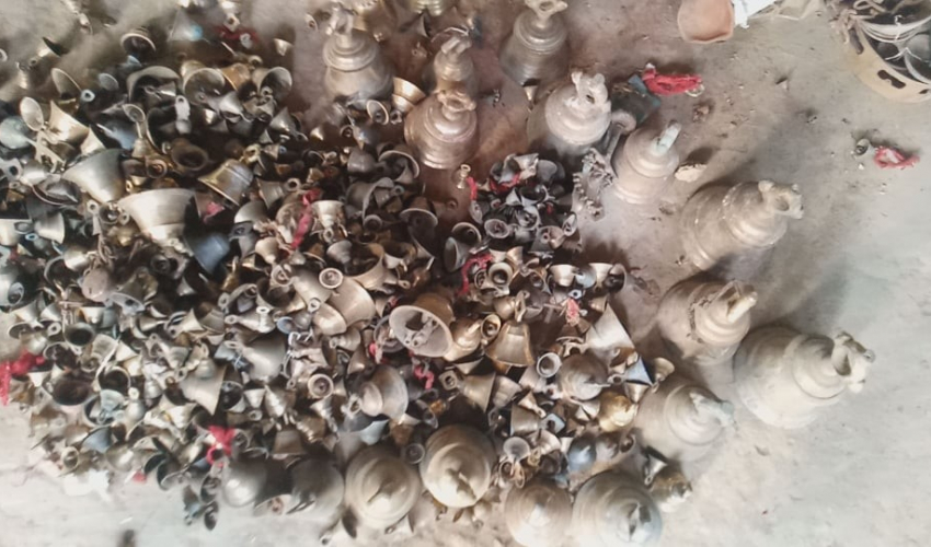 घोडाघोडी मन्दिरको घण्टी चोरी गरेर बेच्न खोज्ने दुई जना पक्राउ, एक क्विन्टल ६० किलो पुराना घण्टी बरामद