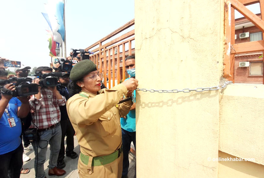 बतास समूहद्वारा संचालित होटल आनन्दको मुलगेटमै तालाबन्दी