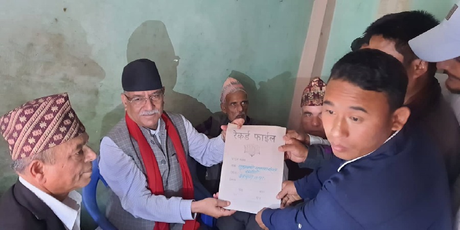 नवलपुरका सुकुम्बासीले प्रचण्डलाई सोधे,”हाम्रो लालपुर्जा कहिले आउँछ ?”