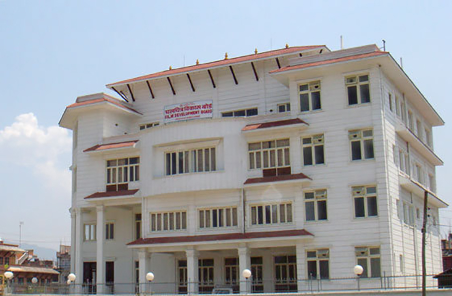 बिना अनुमति मध्यरातमा भारतीय सिनेमा देखाउने तीन वटा फिल्म हललाई कारबाही सिफारिश
