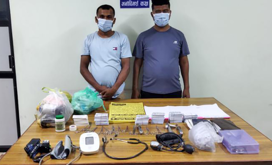 उपचार गर्दै गर्दा मोरङबाट पक्राउ परे दुई जना भारतीय नक्कली डाक्टर