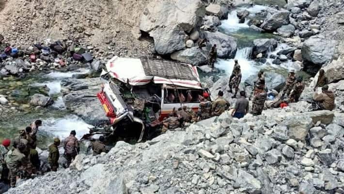 भारतको लद्दाखमा बस दुर्घटना : सात जना भारतीय सैनिकको मृत्यु