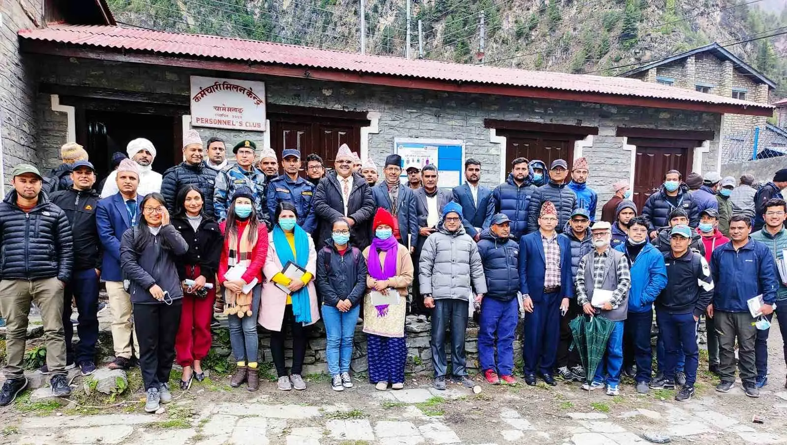 दुई दिन पैदल हिँडेर मतदान केन्द्रमा पुगे सुरक्षाकर्मी र कर्मचारी