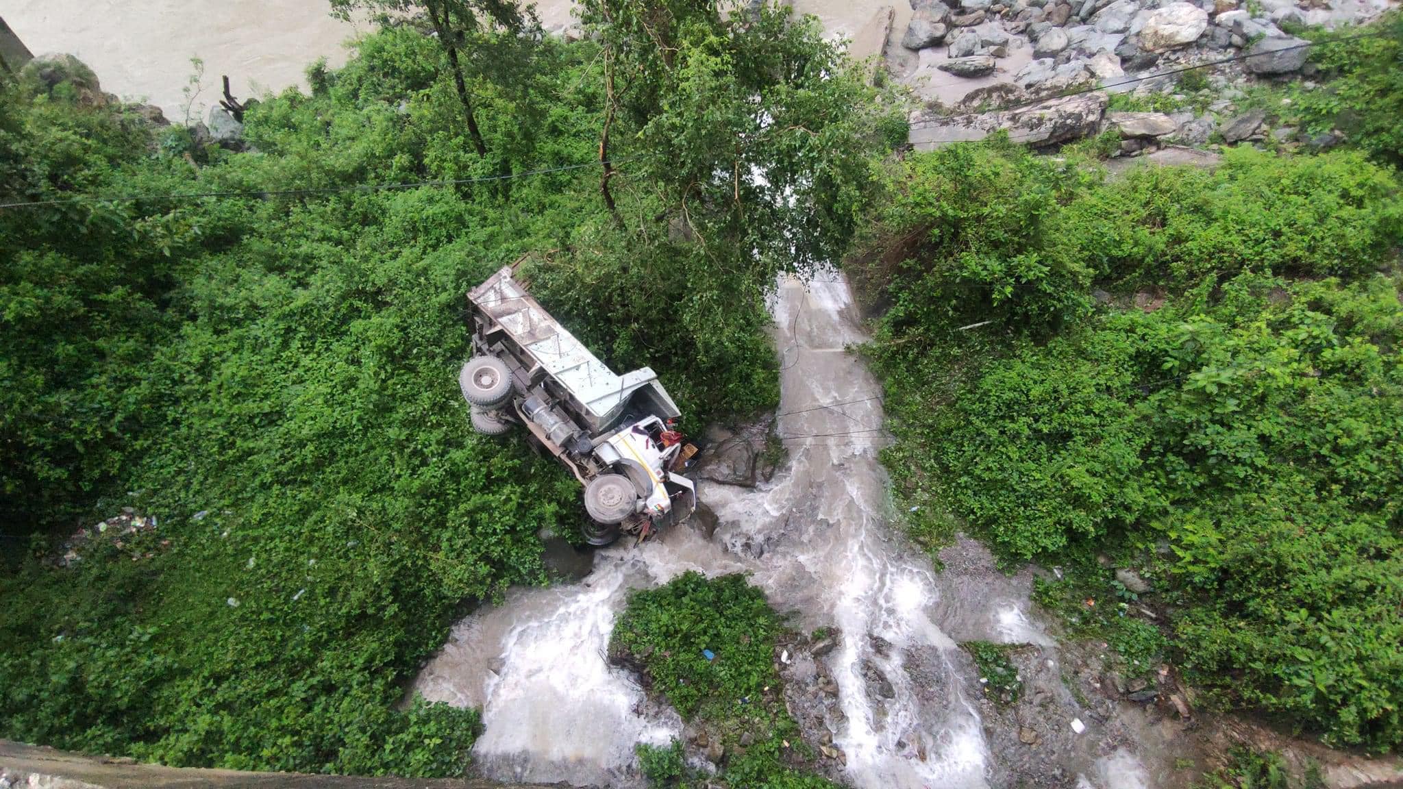 एकाबिहानै मिनी ट्रक तनहुँको रूवाखाेला पुलबाट मर्स्याङ्गदी नदीमा खस्यो, चालकको मृत्यु