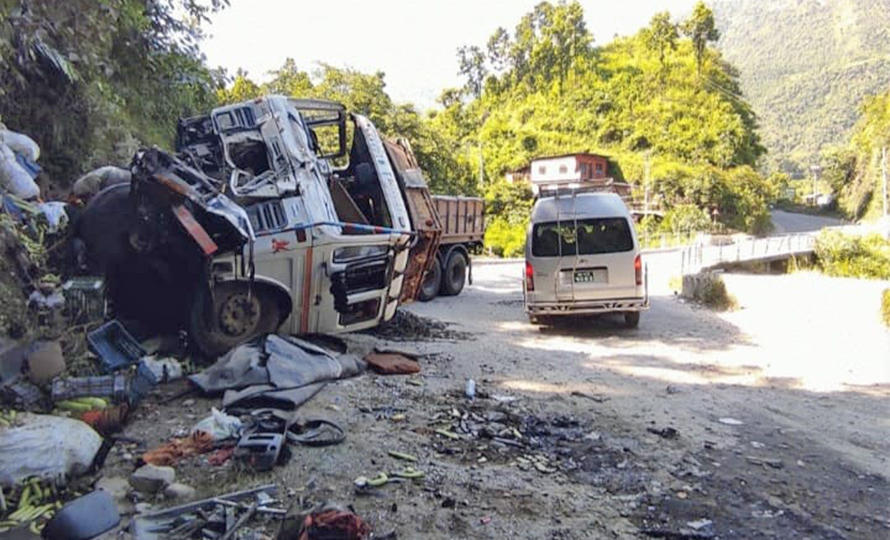 भारतीय नम्बरको टेलरले जिपलाई ठक्कर दिदा  धादिङमा दुई जनाको मृत्यु