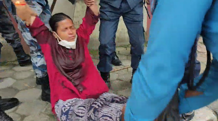 न्याय मरेको देश : न्याय खोज्न राष्ट्रपति निवास अगाडी पुगेकी कुमारी आमा फेरी पक्राउ