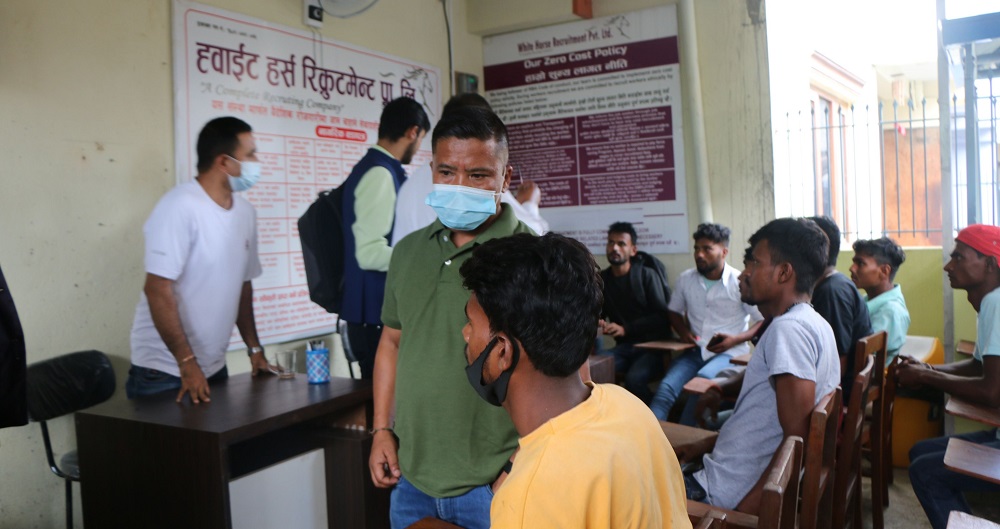 वैदेशिक रोजगार विभागद्वारा काठमाडौंकाे सिनामंगलस्थित ह्वाइट हर्स रिक्रुटमेन्टमा छापा : ८७ थान पासपोर्ट जफत