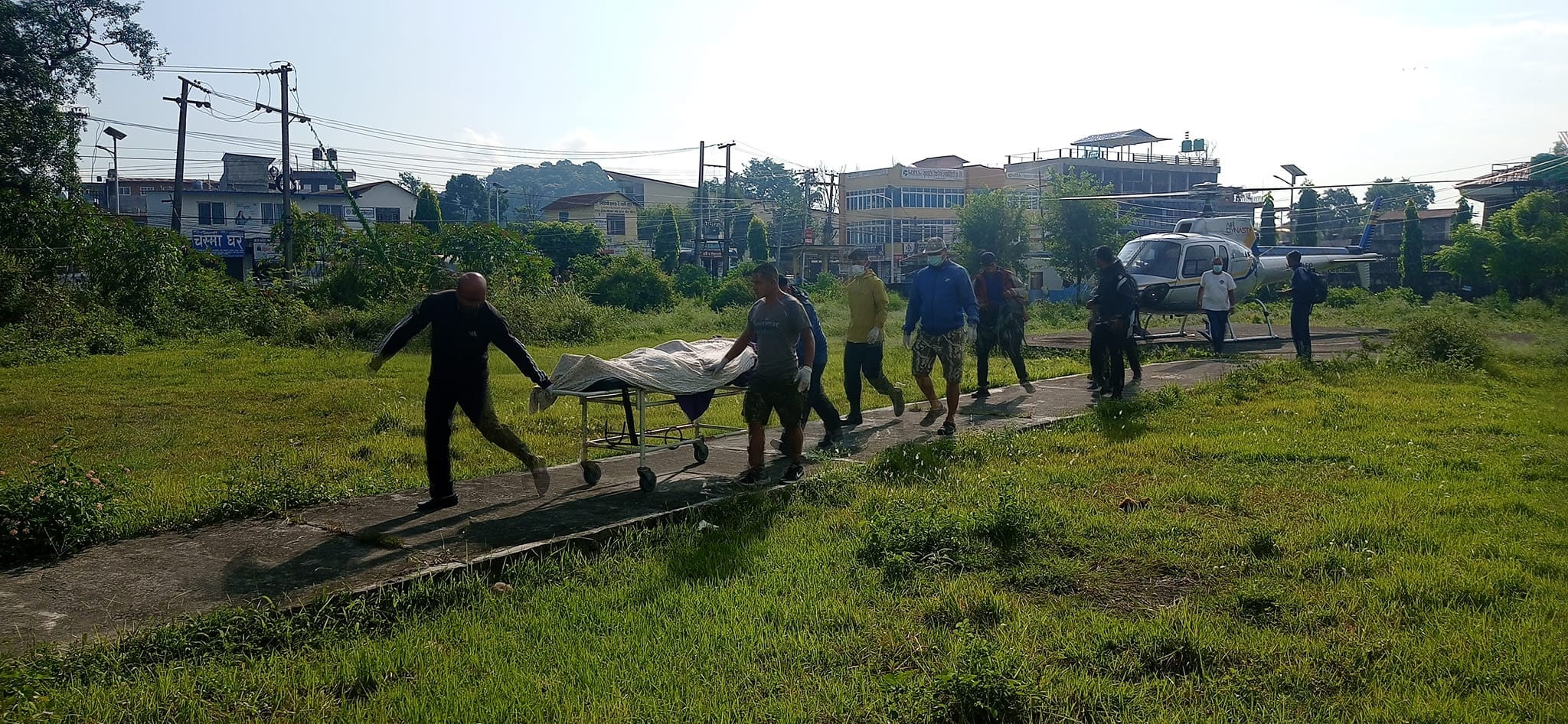 हेलिकप्टर मार्फत पोखरा स्वास्थ्य बिज्ञान प्रतिष्ठानमा लगिदै सुदिप गौतम