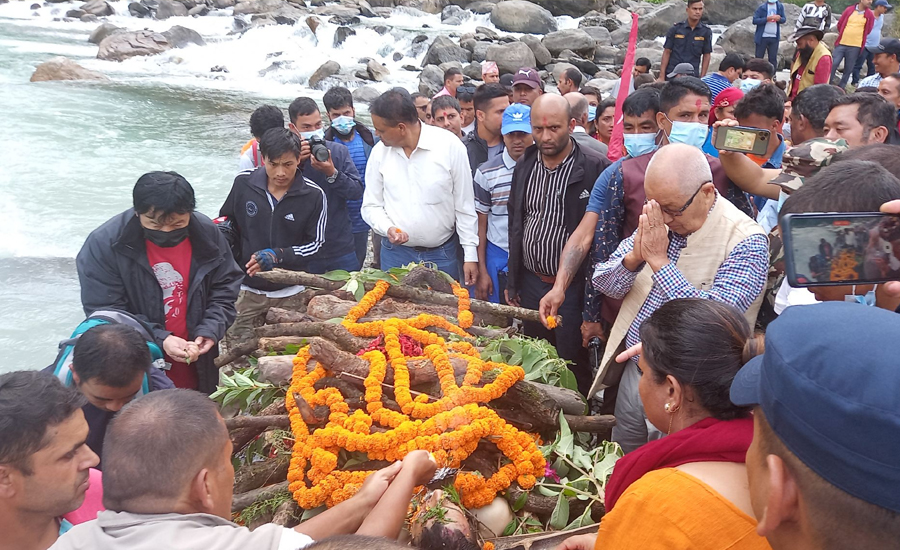 अन्त्येष्टि गरिदै सुदिप गौतम