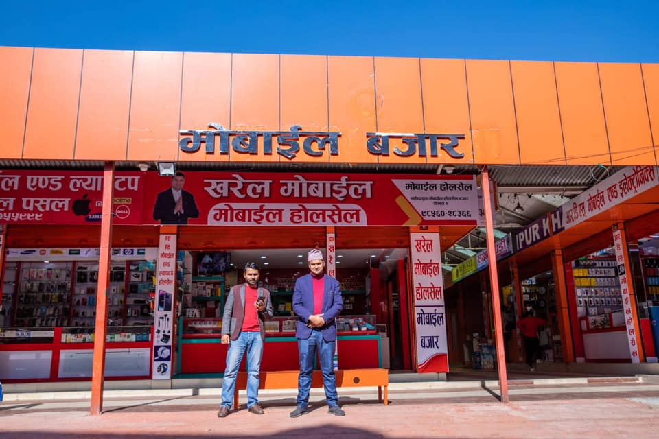 सिता भवनबाट बिस्थापित मोबाइल ब्यबसायीले संचालन गरे, महेन्द्रपुलमा मोबाइल बजार : मोबाइल सम्बन्धि सामाग्री होलसेल मुल्यमा पाइने