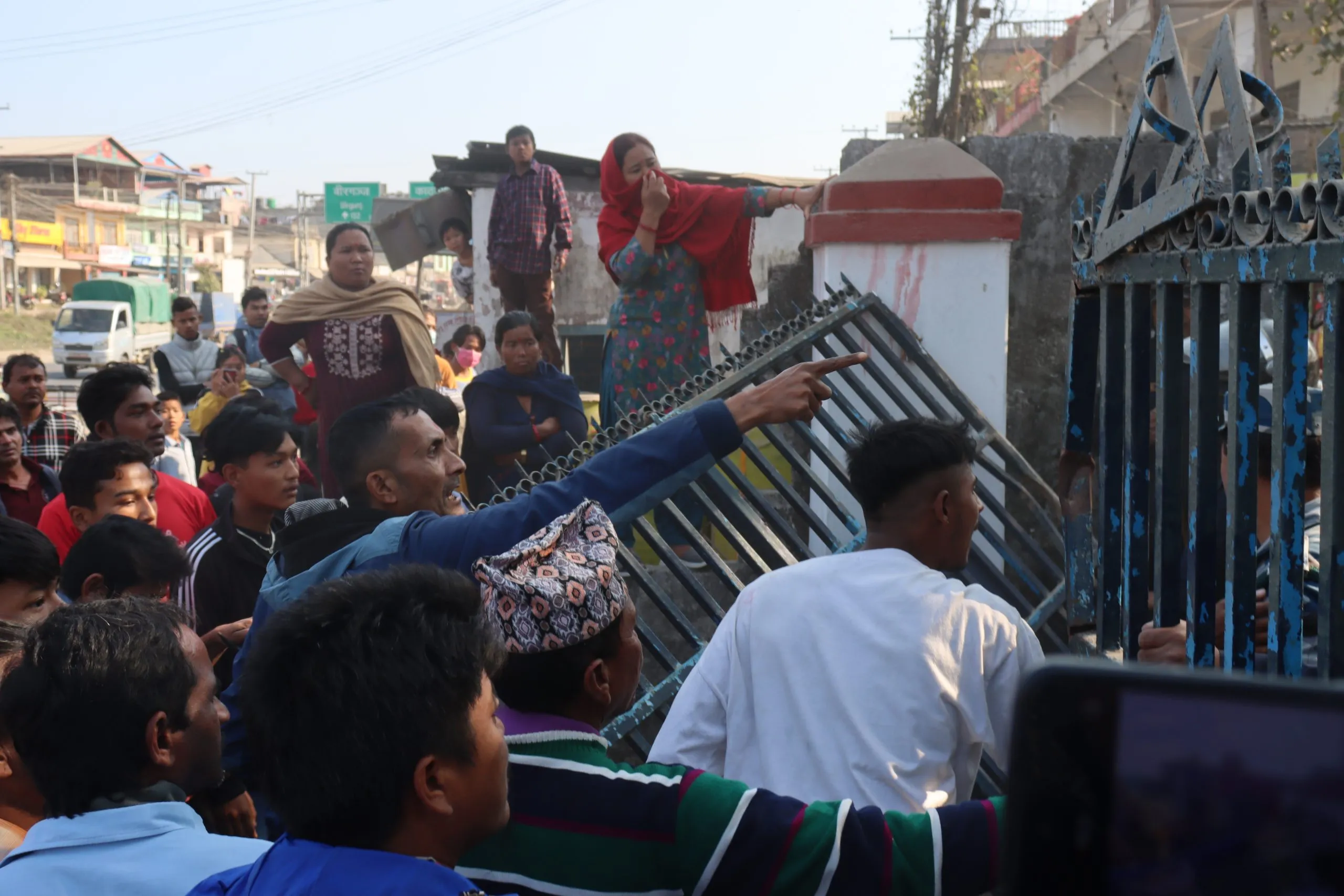 वनभोजमा शिक्षकहरुले यौन दुर्ब्यबहार गरेपछि कारबाहीको माग राख्दै विद्यार्थीहरुद्वारा प्रदर्शन