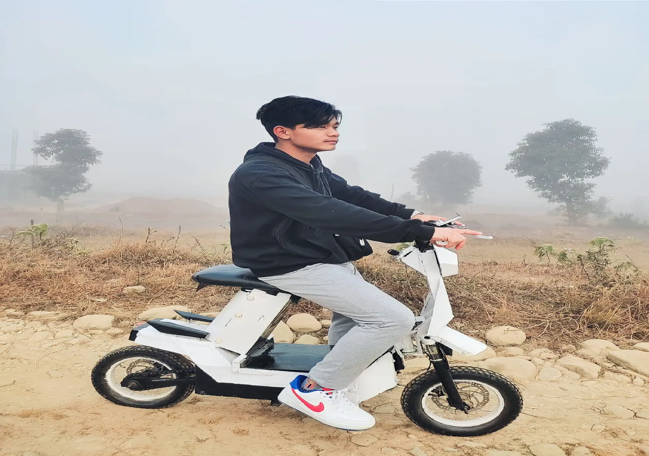 लमजुङ मध्यनेपालका १७ वर्षीय ठिटाले बनाए इ–स्कुटर