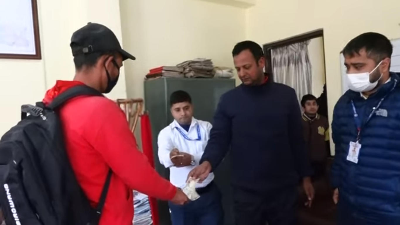 चर्चित संचारकर्मी अपिल त्रिपाठीले कास्की मालपोतका कर्मचारीले लिएको घुस फिर्ता गरिदिए