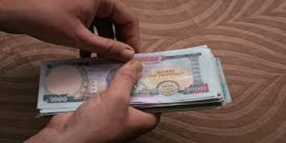 वडाअध्यक्ष र प्रमुख प्रशासकीय अधिकृतसमेत तीन जना ५० हजार घुस सहित पक्राउ