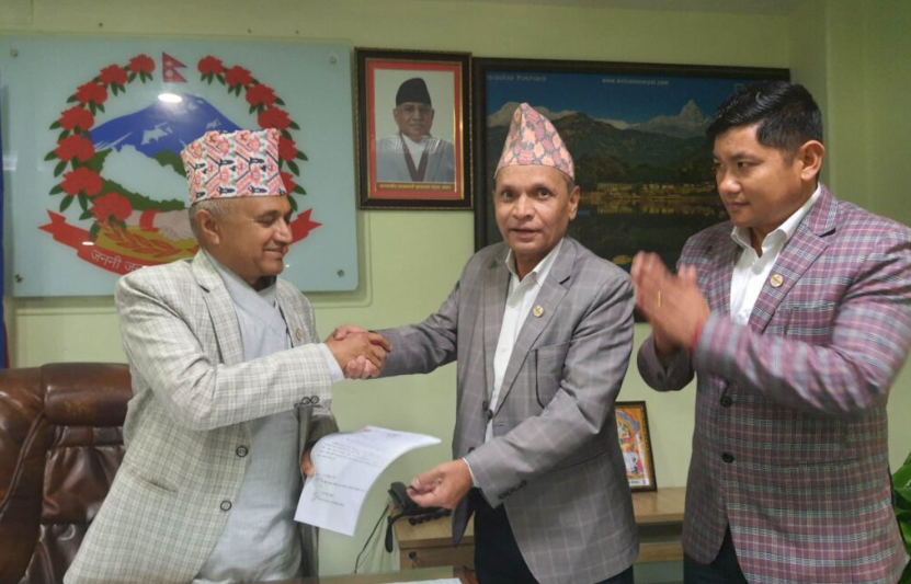 गण्डकी प्रदेश सरकारमा सहभागी माओवादी केन्द्रका मन्त्रीहरु मुख्यमन्त्री खगराज अधिकारी समक्ष राजिनामा बुझाउदै