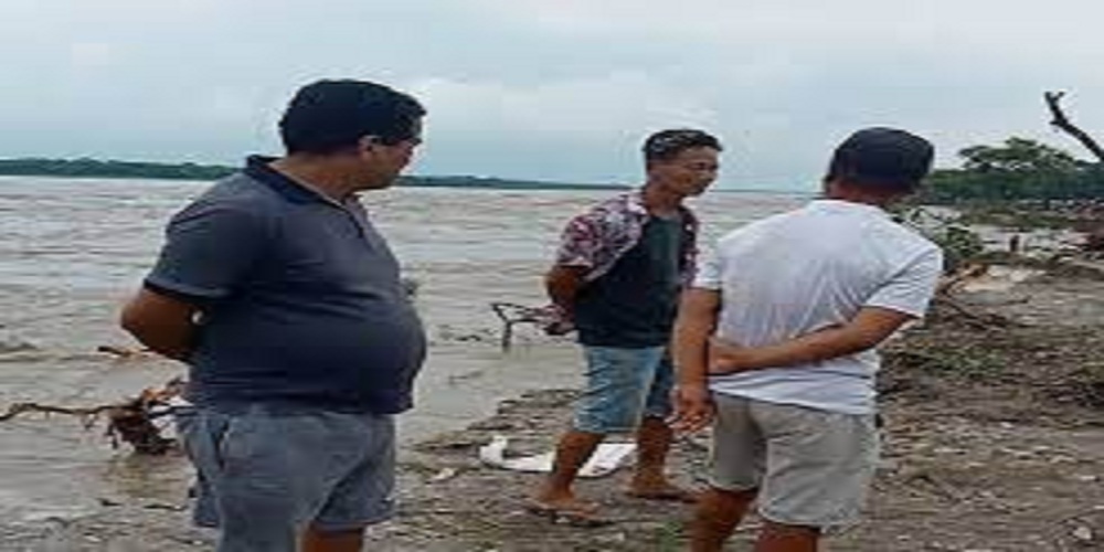बाबुको श्राद्ध गर्नु अघि नुहाउन गएका दुई छोरा र अर्का एक गरि तीनजनाको सप्तकोशीमा डुबेर मृत्यु