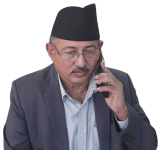 मोबाइलमा कुरा गर्दै बालकृष्ण खाँड 