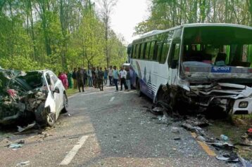 बाँकेमा बस त् कार ठोक्किएर भएको दुर्घटना 