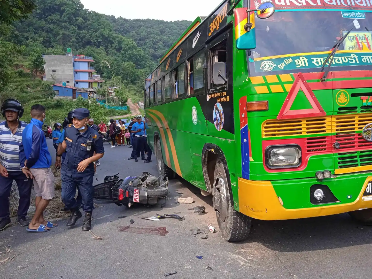 पोखरामा नगरबसको ठक्करले स्कुटरमा सवार हेम्जाका तुलसीको मृत्यु, शिशिर घाइते