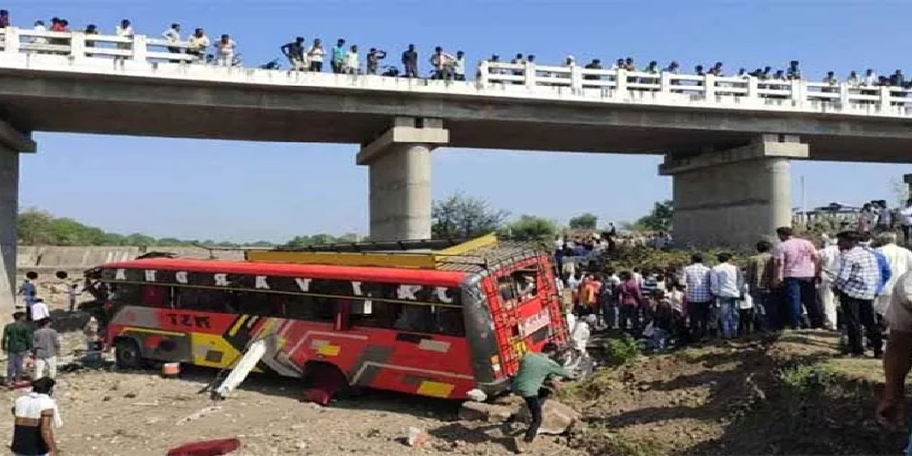 भारतमा पुलको रेलिंग भाँचिएर बस नदीमा खस्दा १५ जनाको मृत्यु