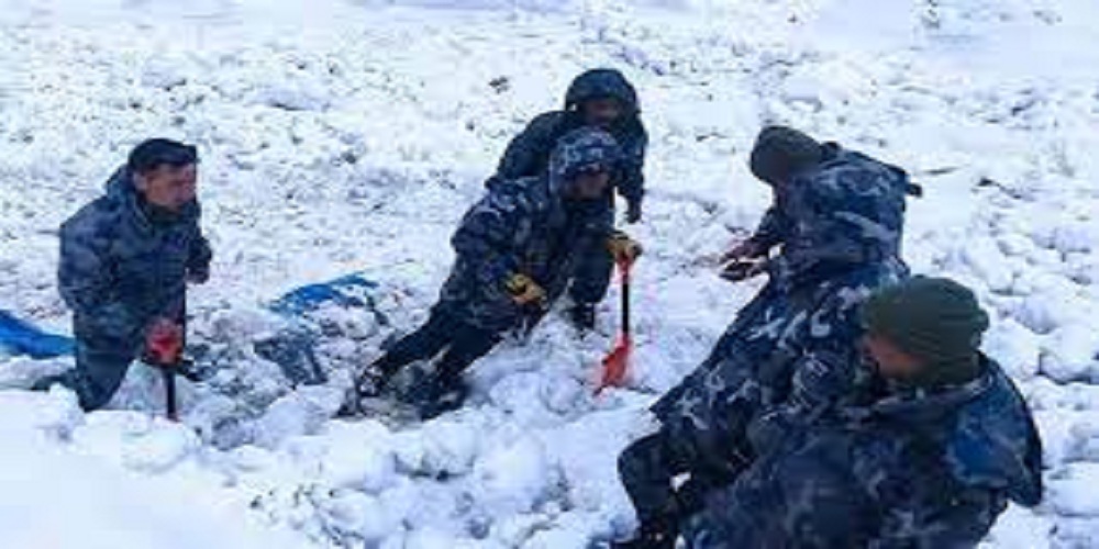 नेपालतर्फ सडक नभएपछी भारतीय सडक प्रयोग गर्दा दार्चुला हिमपहिरोमा परेकाको लास आइपुग्न विलम्ब