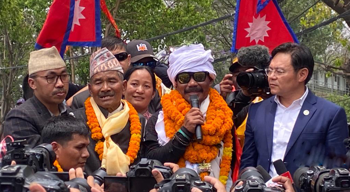 दुबै गोडा गुमाएका गोर्खा सैनिकले कृतिम खुट्टाको सहारामा सगरमाथाको शिखर चुमेर फर्केपछि एयरपोर्टमा