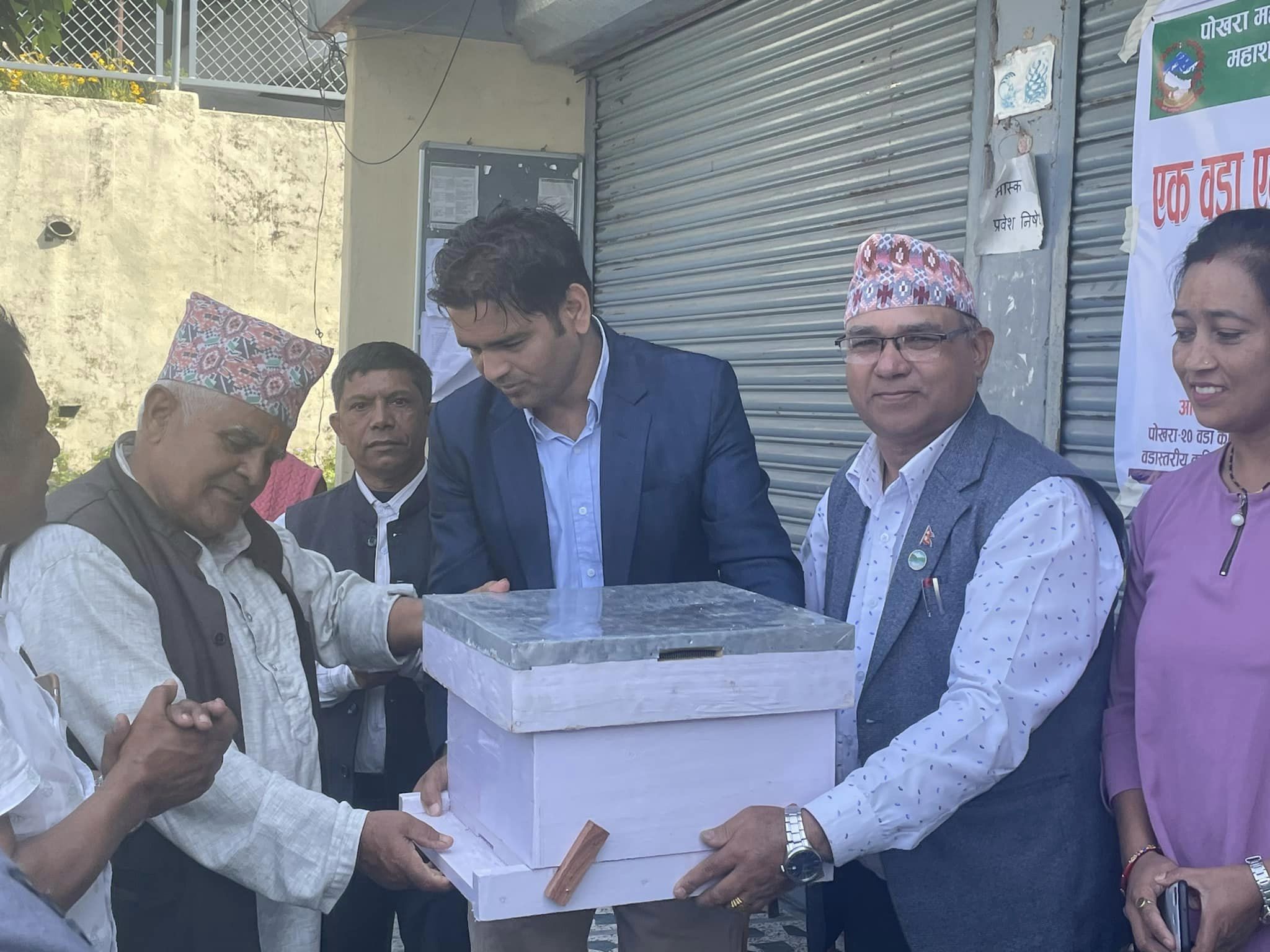 पोखरा २० भलाममा किसानहरुलाई माहुरीको घार वितरण गर्दै वडाध्यक्ष गंगाबहादुर केसी