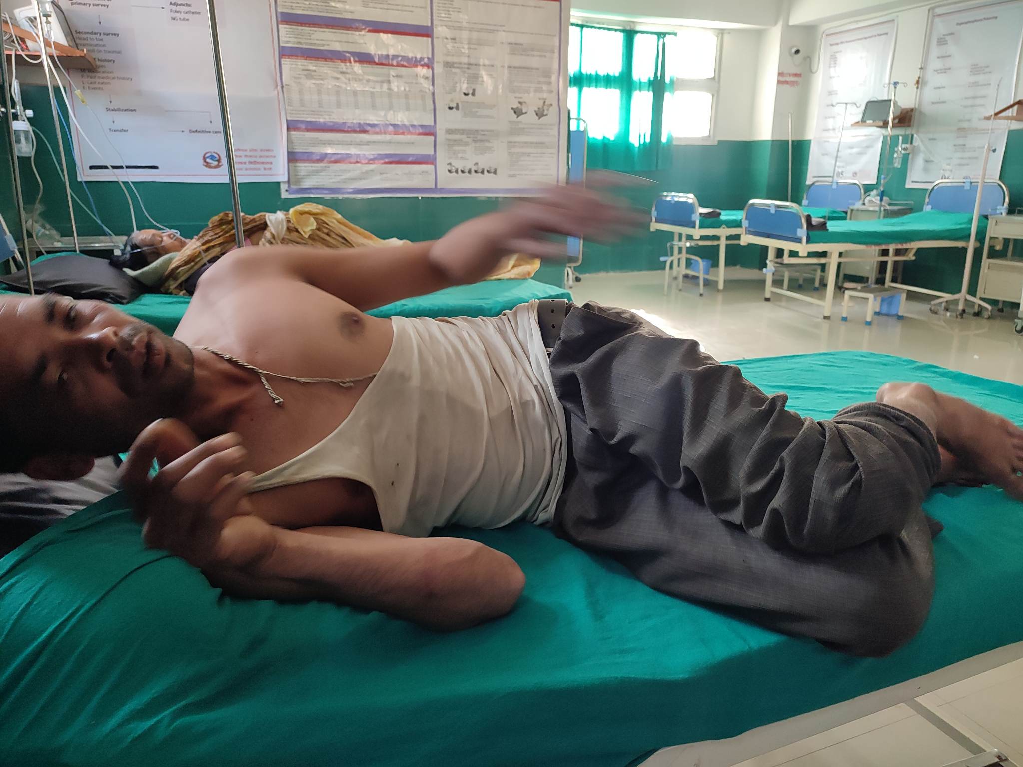 सात लाख रुपियाँ कमिशन नपाए पछि बैतडीमा सिगास गाउपालिका अध्यक्षले बाटो निर्माण समितिका अध्यक्षलाई मरणासन्न हुने गरी कुटे