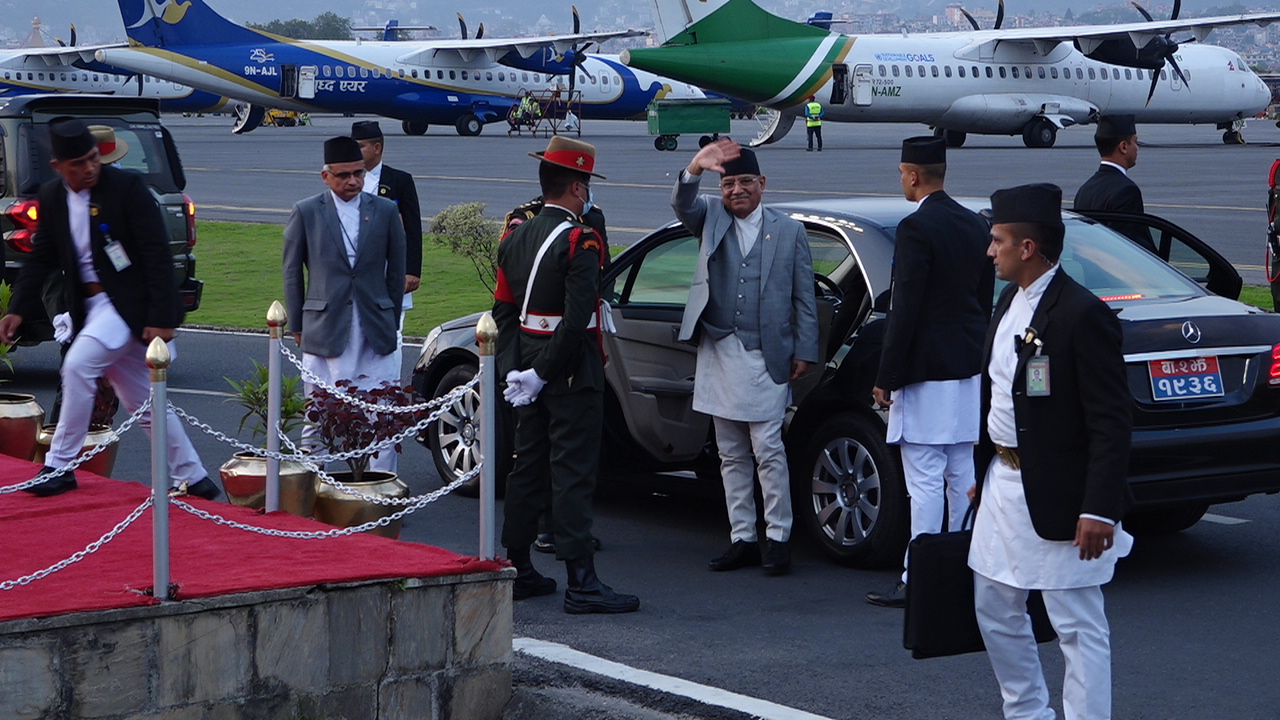 चारदिने भारत भ्रमणबाट स्वदेश फर्किएका प्रम प्रचण्ड