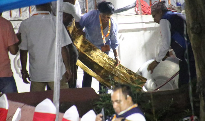 पशुपतिनाथ मन्दिरभित्र रहेको सुनको जलहरी हेर्दै अख्तियारको टोली