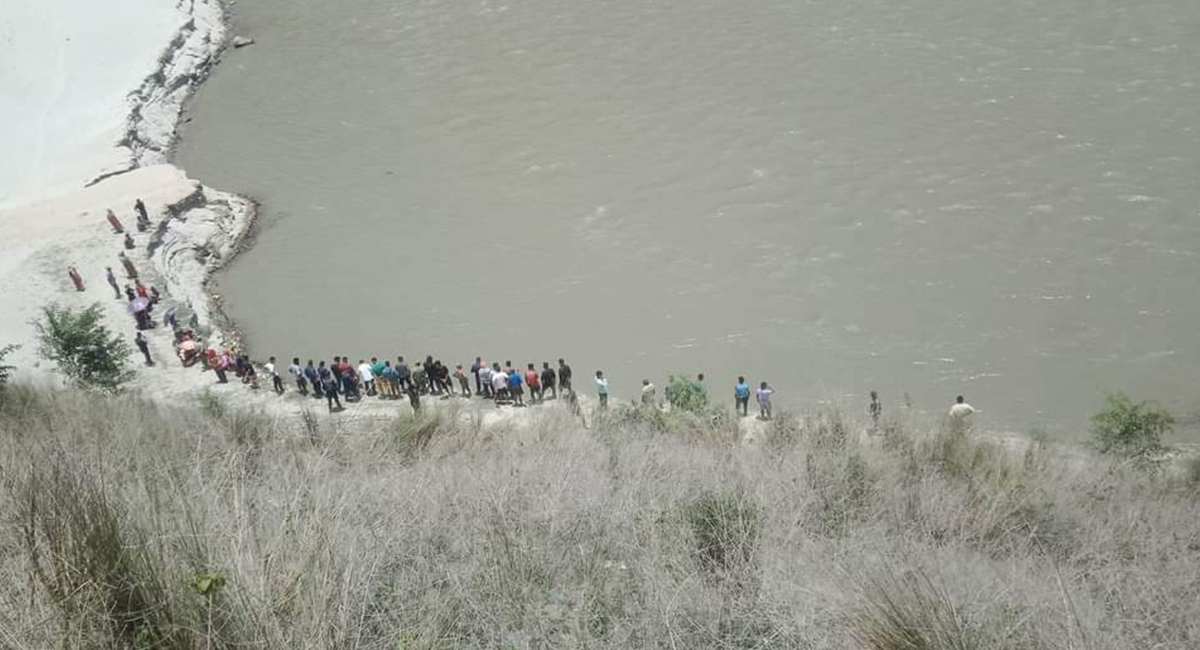 सुनकोशी नदीमा खसेको सरकारी गाडीको खोजी