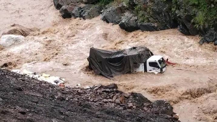 डडेल्धुराको गन्यापधुरा गाउँपालिका–२ स्थित रडुवा खोलामा खसेको मिनीट्रक
