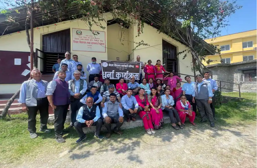 कास्कीमा सामुदायिक विद्यालयका कर्मचारीका धर्ना