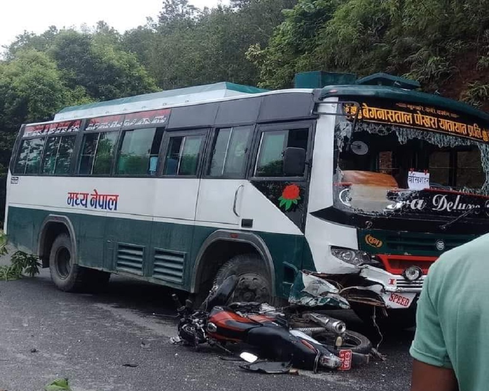 कास्कीको रुपा गाउँपालिकामा मोटरसाइकललाई बसले ठक्कर दिँदा मोटरसाइकल चालकको मृत्यु, थप एक जना गम्भीर घाइते