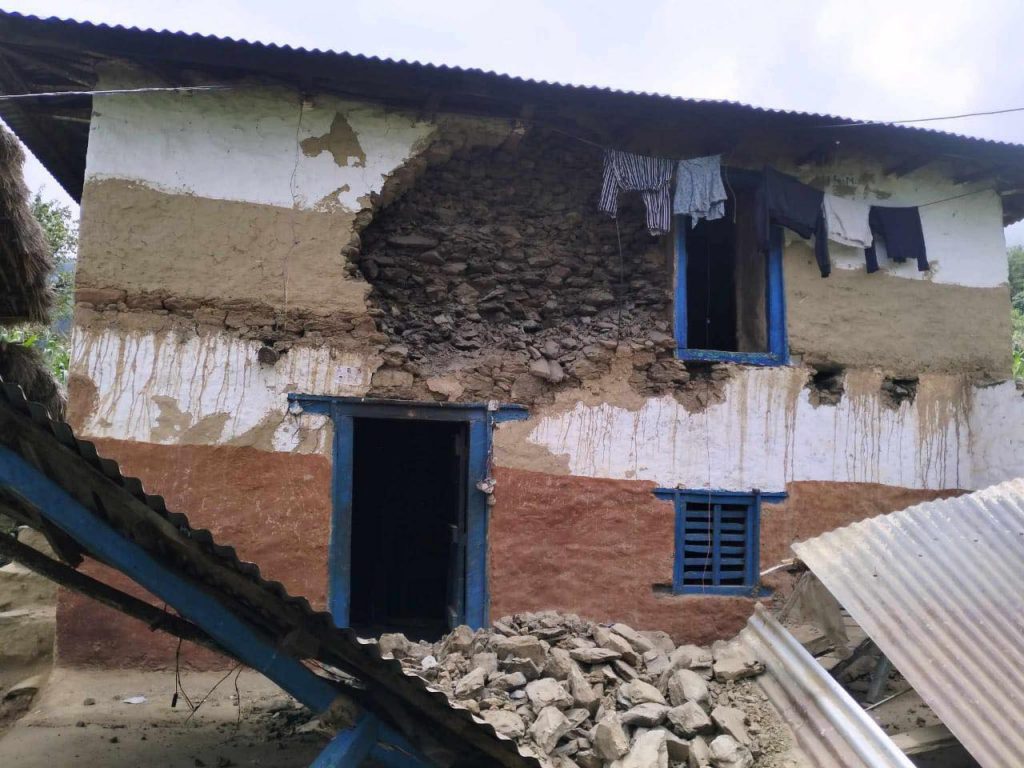 घर भत्किदा गुल्मीमा तीनजना बालबालिका घाइते