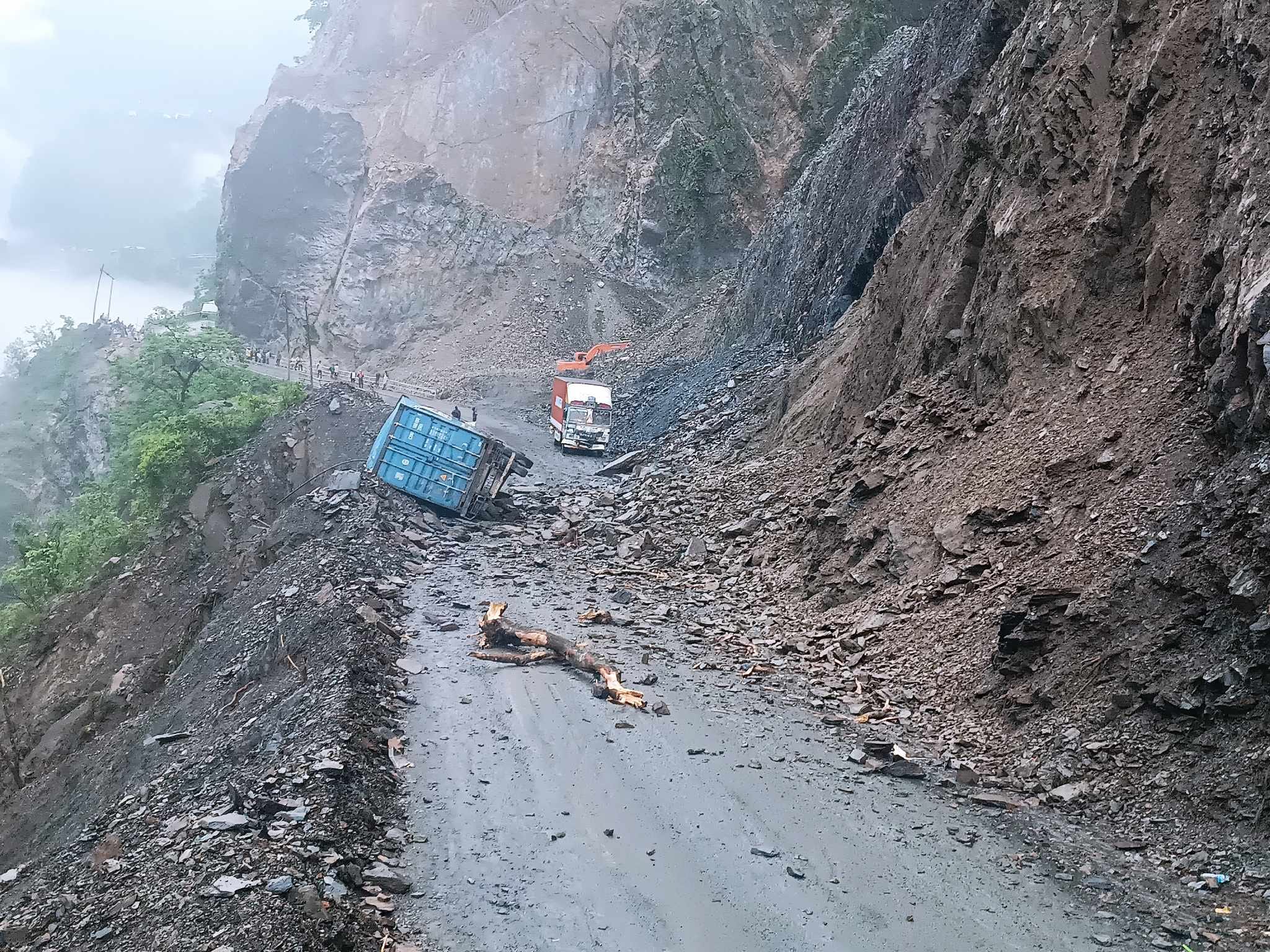 नारायणगढ–मुग्लिन सडक फेरि अवरुद्ध : ३ नम्बर पुलमा पहिरोले एउटा ट्रक पल्टायो, एक घण्टा पछि खुल्ने