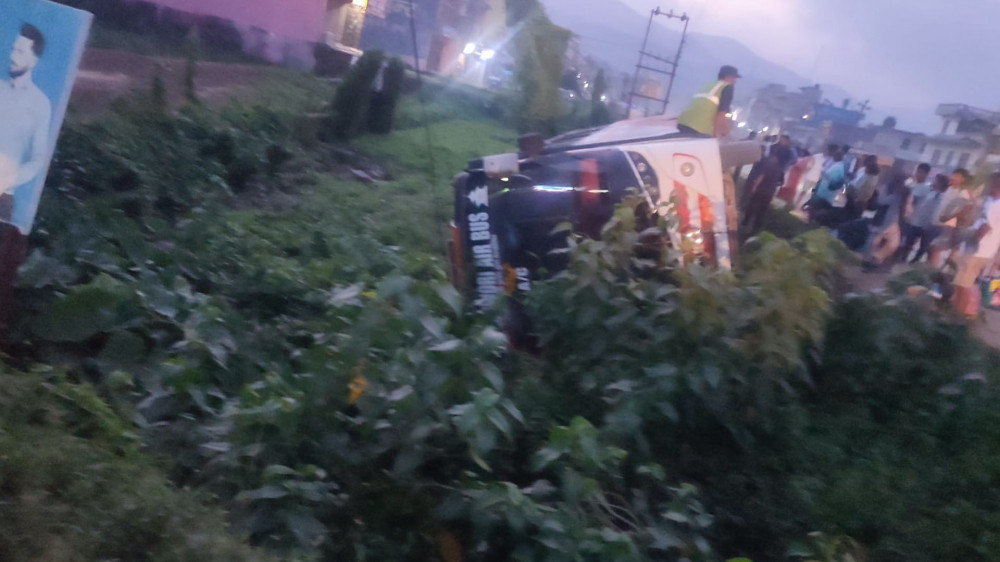 नवलपरासीको बर्दघाटमा एकाबिहानै यात्रुवाहक बस दुर्घटना : सात जना घाइते