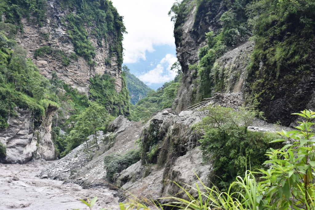 पहिरोबाट खसेको ढुङ्गाले लागेर म्याग्दीमा बोलेरो जिप चालक घाईते, पोखरामा उपचार हुँदै