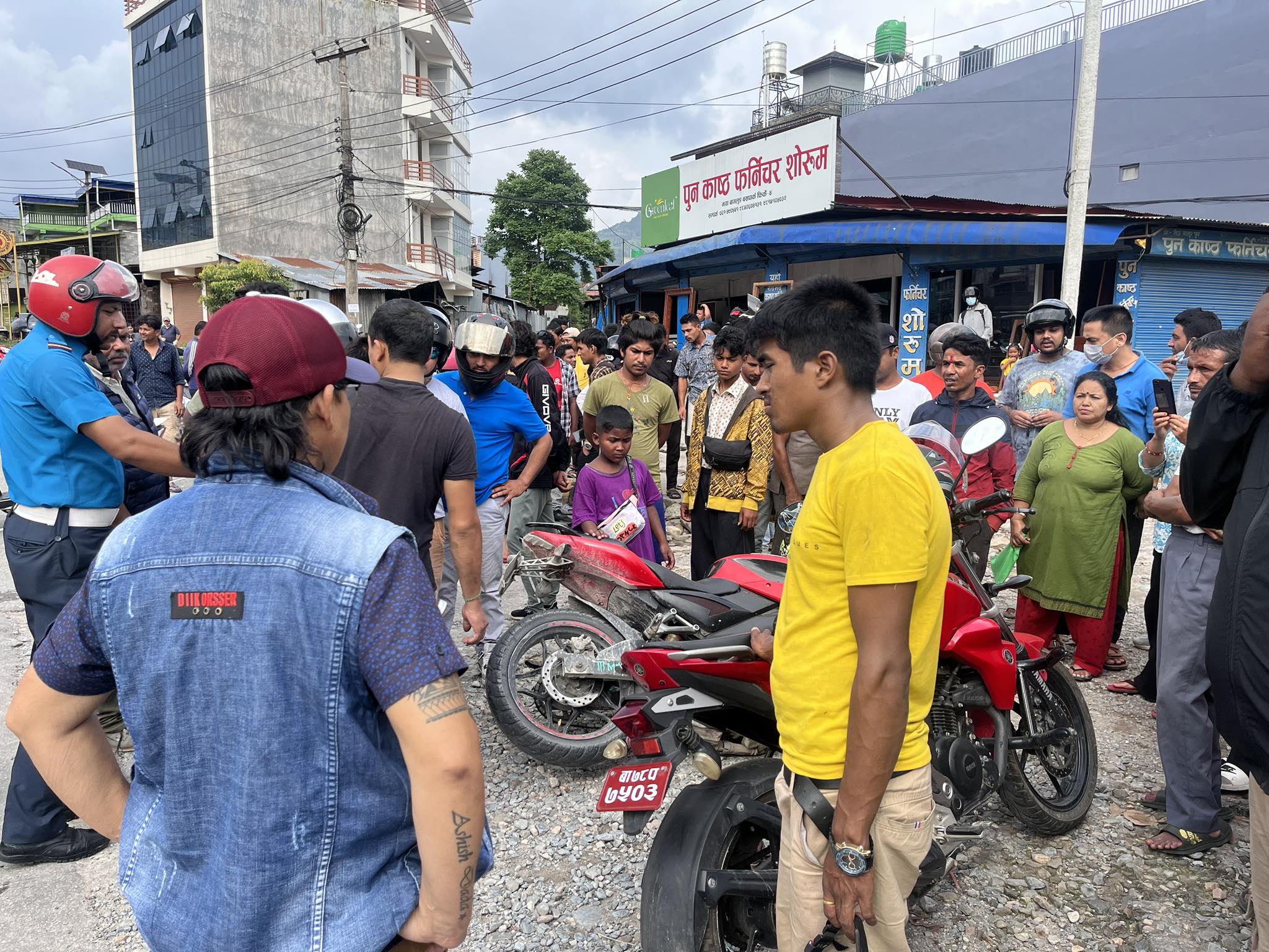 पोखरामा दुई मोटरसाइकल एकापसमा ठोक्किंदा सशस्त्र प्रहरी जवान चौधरीसहित तीन जना घाइते