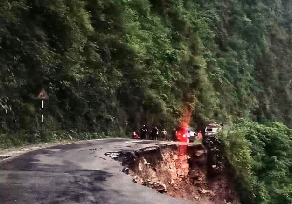 कास्कीको रुपामा मोटरसाइकल सडकबाट तल घुम्तीमा खस्दा दुई जनाको मृत्यु