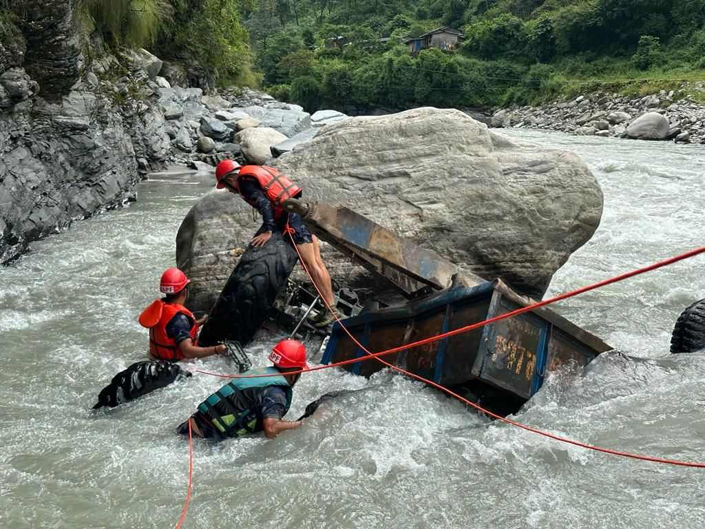 म्याग्दी खोलामा ट्र्याक्टर खस्दा चालकको मृत्यु
