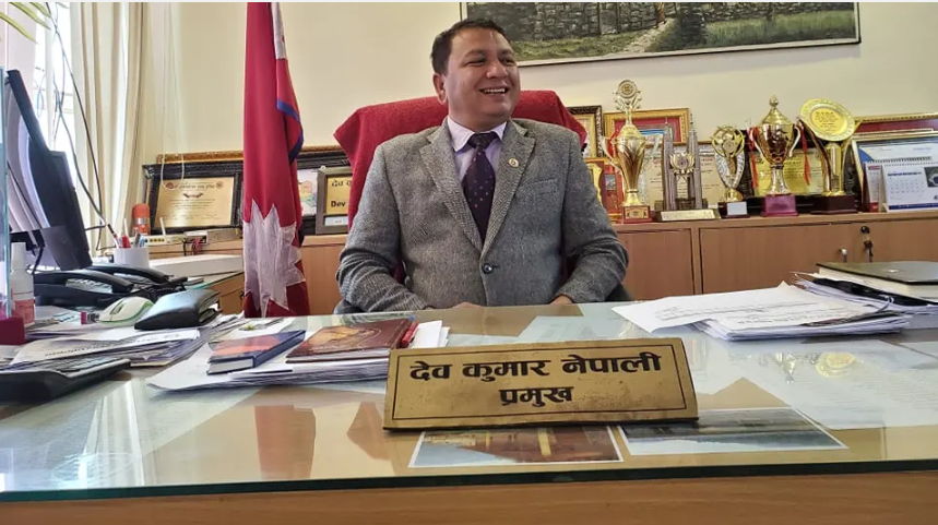 सहकारीको करीब डेढ अर्ब बढी अपचलन गरेर भागेका ढोरपाटनका मेयर देवकुमार नेपालीविरुद्ध ‘रेडकर्नर नोटिस’ जारी