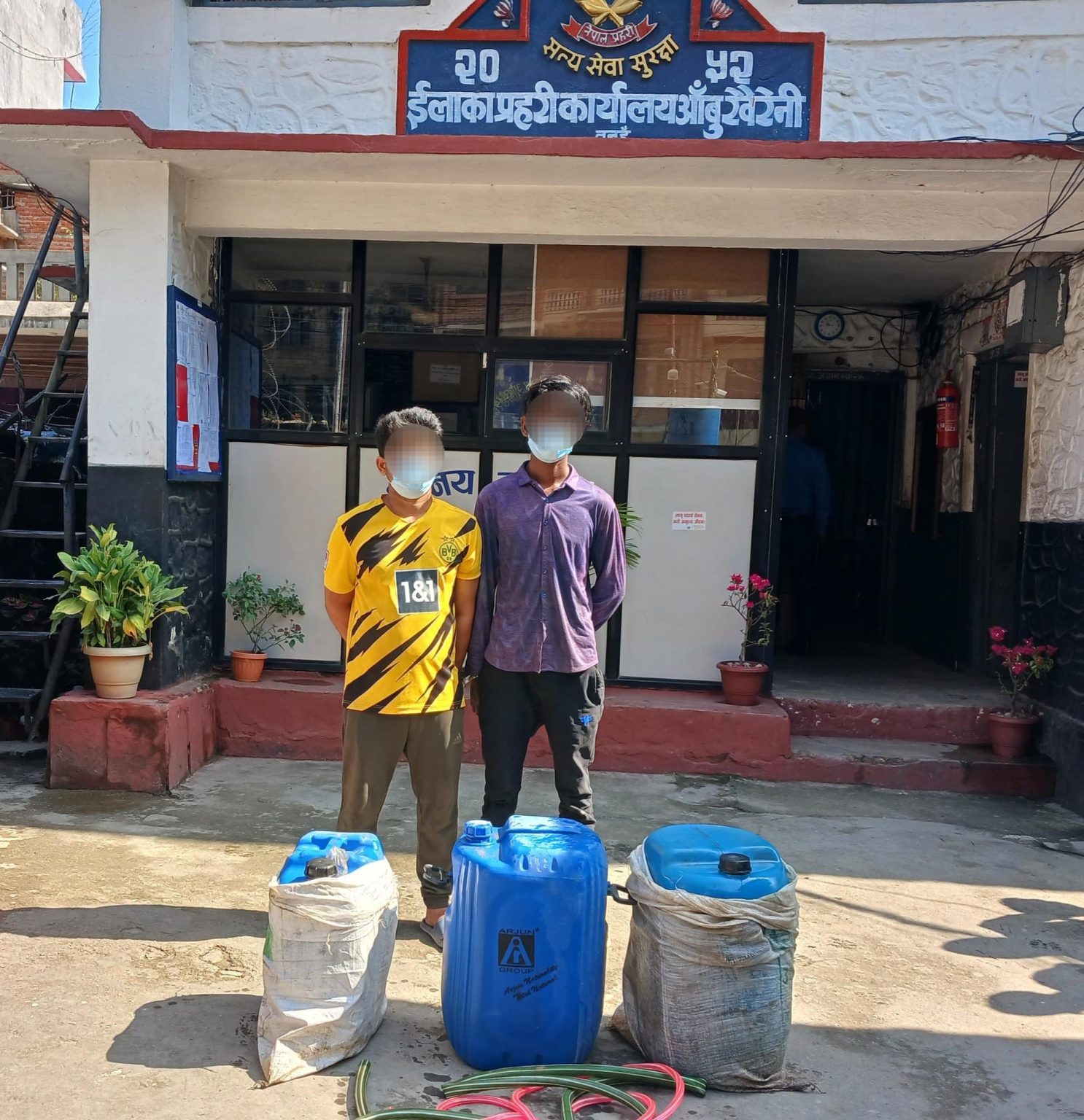 तनहुँको आँबुखैरेनीमा राेकिराखेकाे राेलरबाट डिजेल चोरी गर्ने दुई जना पक्राउ