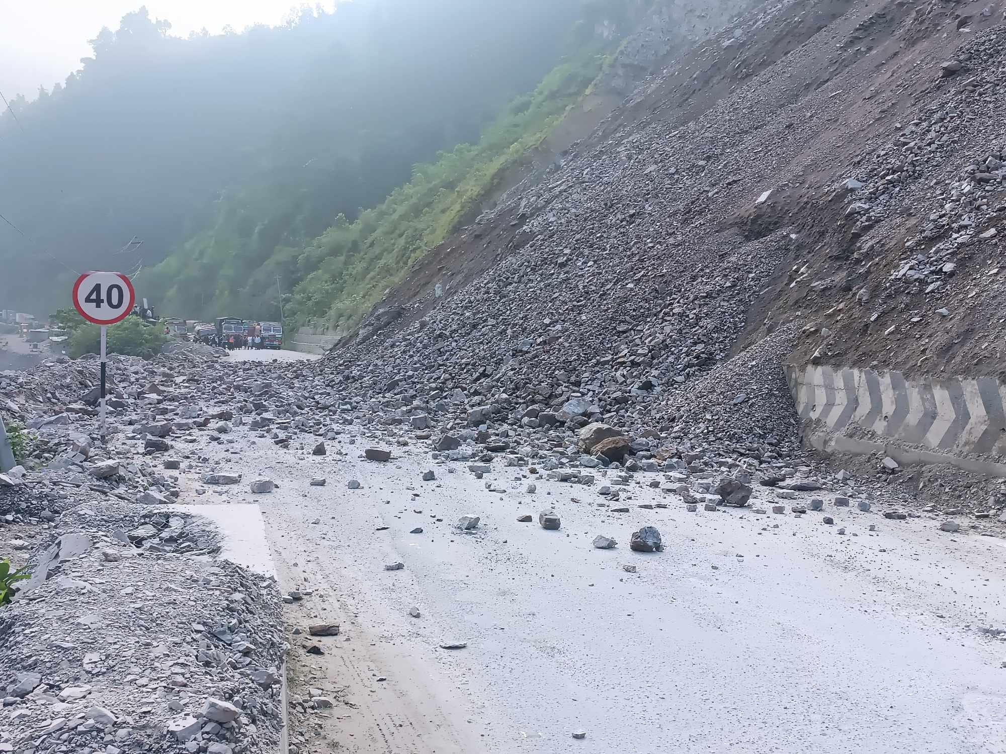 पहिरोका कारण मुग्लिन-नारयणगढ सडकको नाम्सि पुलमा सडक अवरुद्ध, खुल्न दुई घण्टा लाग्न सक्ने
