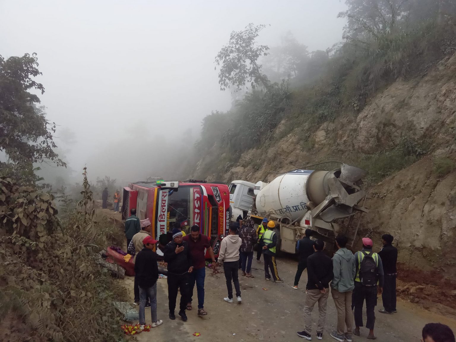 तनहुँकाे कमलाबारीमा बस दुर्घटनामा : ३४ जना यात्री घाइते (नामावली सहित)