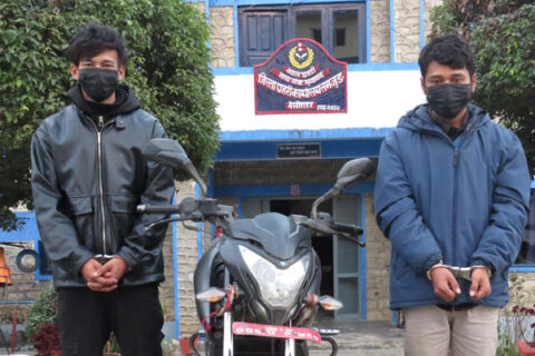 लमजुङबाट मोटरसाईकल चोरी गरेर भागेका दुई युवा काठमाण्डौबाट पक्राउ